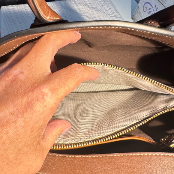 Brown Leather Shoulder Bag with Structured Design and Multiple Compartments - Picture 4 of 5